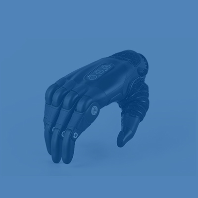 Schwarze Handprothese von TaskaHans vor weißem Hintergrund